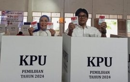 Anita Noeringjati dan suami saat memberikan hak pilihnya di TPS 11 Komplek Bukit Sejahtera (Poligon) tak jauh dari Kediamannya. (Foto : Halopos.id)