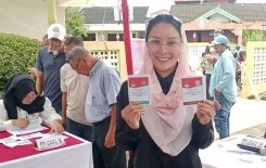 Kenakan Busana Black Pink, Nandriani Octarina Jadi Peserta Pemilih Pertama di TPS 10 Gandus
