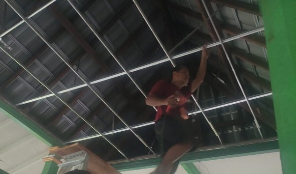 Suasana Perbaikan Atap Komplek Komplek Pemakaman Sultan Abdurrahman Khalifatul Mu'minin Sayyidul Imam