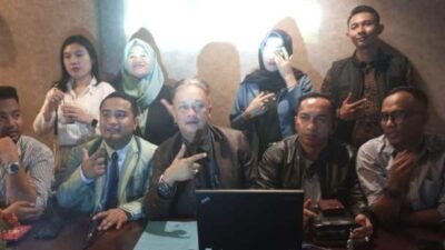 Tim Posko Advokasi Ratu Dewa- Prima Salam melakukan kegiatan konferensi pers di cafe Zero Ekspresso, Rabu (27/11/2024). Foto : Halopos.id