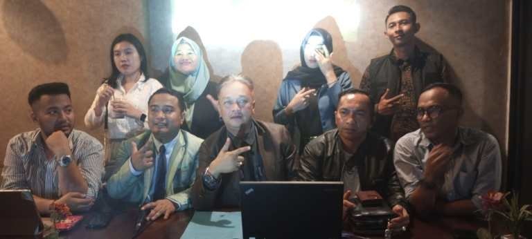 Tim Posko Advokasi Ratu Dewa- Prima Salam melakukan kegiatan konferensi pers di cafe Zero Ekspresso, Rabu (27/11/2024). Foto : Halopos.id