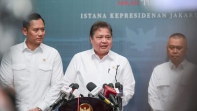 Menteri Koordinator Bidang Perekonomian Airlangga Hartarto dan Menteri Koordinator Bidang Infrastruktur dan Pembangunan Kewilayahan, Agus Harimurti Yudhoyono (AHY), memberikan keterangan pers usai rapat terbatas (ratas) membahas percepatan investasi di Kawasan Ekonomi Khusus (KEK) dan progres Proyek Strategis Nasional (PSN) di Istana Merdeka, Jakarta, pada Selasa, 26 November 2024. (Foto: BPMI Setpres)