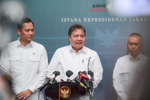 Menteri Koordinator Bidang Perekonomian Airlangga Hartarto dan Menteri Koordinator Bidang Infrastruktur dan Pembangunan Kewilayahan, Agus Harimurti Yudhoyono (AHY), memberikan keterangan pers usai rapat terbatas (ratas) membahas percepatan investasi di Kawasan Ekonomi Khusus (KEK) dan progres Proyek Strategis Nasional (PSN) di Istana Merdeka, Jakarta, pada Selasa, 26 November 2024. (Foto: BPMI Setpres)