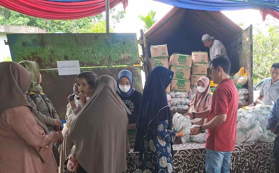 Dinas Ketahanan Pangan Muba menggelar pasar murah di Desa Gajah Mati Kecamatan Sungai Keruh, Kamis (28/11/2024). Foto : Humas Kominfo Muba