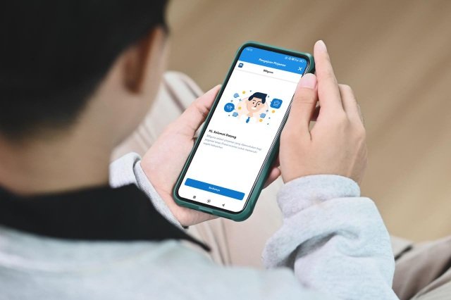 Ilustrasi nasabah sedang melakukan transaksi via handphone. Foto : humas BRI