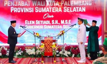 Pj Gubernur Sumsel Elen Setiadi resmi melantik Cheka Virgowansyah Pj Walikota Palembang di Giya Agung, Palembang Jum’at (29/11/2024).