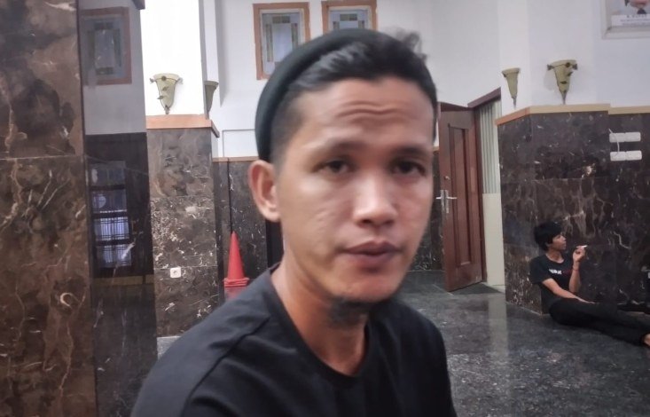 Astohari, seorang seniman muda asal Tanjung Batu Ogan Ilir (OI) yang sekarang berdomisili didesa Jirak kabupaten Musi Banyuasin (Muba).