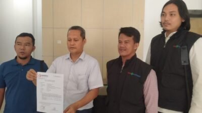 Dhabi K Gumayra, Ketua Tim advokasi pasangan calon Gubernur dan Wakil Gubernur Sumatera Selatan Herman Deru- Cik Ujang (HDCU) kembali mendatangi kantor Bawaslu Sumsel pada Sabtu (30/11/2024). (Foto : Halopos.id)