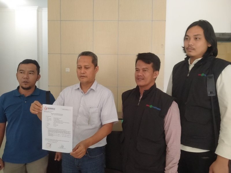 Dhabi K Gumayra, Ketua Tim advokasi pasangan calon Gubernur dan Wakil Gubernur Sumatera Selatan Herman Deru- Cik Ujang (HDCU) kembali mendatangi kantor Bawaslu Sumsel pada Sabtu (30/11/2024). (Foto : Halopos.id)
