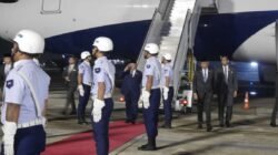 Presiden Prabowo Subianto ketika berjalan di Karpet Merah Base Aereo de Galeao, Rio de Janeiro, Brasil, Sabtu (16/11/2024) malam. Presiden akan hadiri KTT G20 selama berada di Brasil. (Foto: RRI)