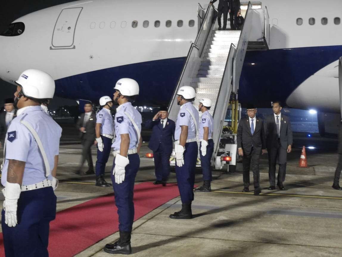 Presiden Prabowo Subianto ketika berjalan di Karpet Merah Base Aereo de Galeao, Rio de Janeiro, Brasil, Sabtu (16/11/2024) malam. Presiden akan hadiri KTT G20 selama berada di Brasil. (Foto: RRI)