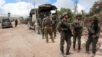 Foto: Tentara Israel beroperasi selama serangan dan di tengah permusuhan antara Hizbullah dan Israel, di Lebanon selatan, 13 Oktober 2024. (REUTERS/Artorn Pookasook)