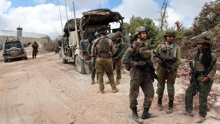 Foto: Tentara Israel beroperasi selama serangan dan di tengah permusuhan antara Hizbullah dan Israel, di Lebanon selatan, 13 Oktober 2024. (REUTERS/Artorn Pookasook)