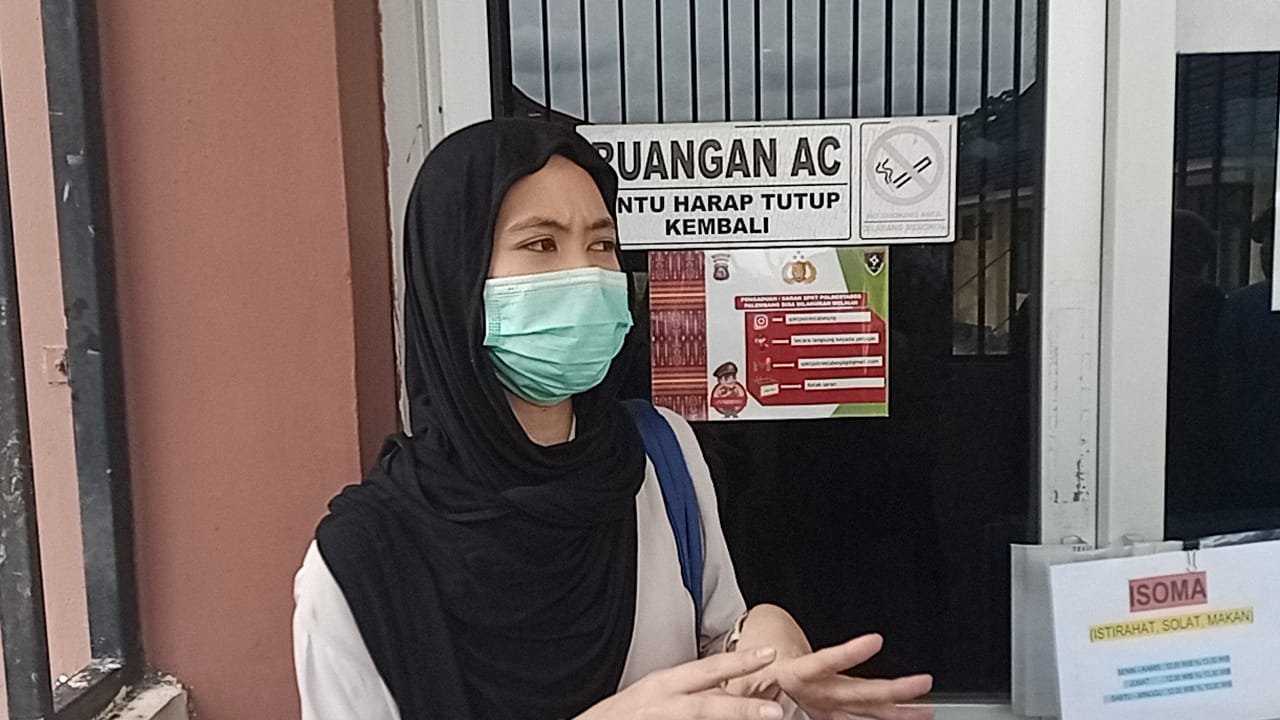 Ajeng Putri Pratiwi (22) saat melapir ke SPKT Polrestabes Palembang