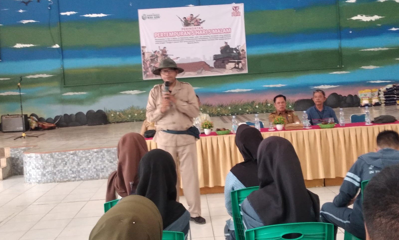 Panitia bersama Pertempuran Lima Hari Lima Malam di Palembang bersama bakso granat Mas Aziz dan SMAN 5 Palembang menggelar road show Pertempuran Lima Hari Lima Malam dari tanggal 1 Januari 1947 sampai 5 Januari 1947, Senin (9/12).