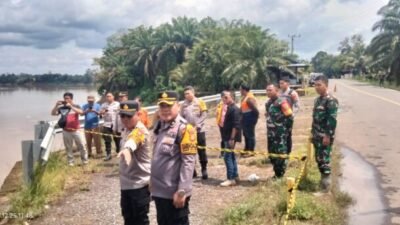 Aparat Kepolisian dannTNI saat meninjau Bencana Longsor terjadi di Bantaran sungai Musi, Kabupaten Musi Banyuasin. (Foto: Yunani)