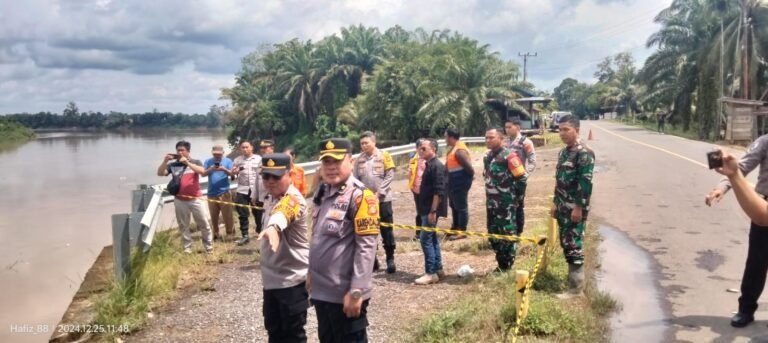 Aparat Kepolisian dannTNI saat meninjau Bencana Longsor terjadi di Bantaran sungai Musi, Kabupaten Musi Banyuasin. (Foto: Yunani)