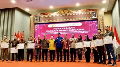 Kantor Otoritas Jasa Keuangan (OJK) Provinsi Sumatera Selatan (Sumsel) memberikan penghargaan. (Foto: OJK Sumsel)