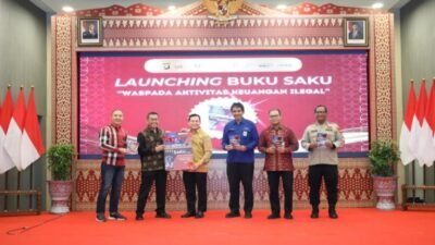 OJK dan Pemprov Sumsel Luncurkan Buku Saku Waspada Aktivitas Keuangan Ilegal. (Foto: Humas OJK)