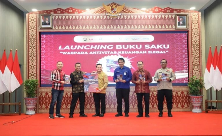 OJK dan Pemprov Sumsel Luncurkan Buku Saku Waspada Aktivitas Keuangan Ilegal. (Foto: Humas OJK)