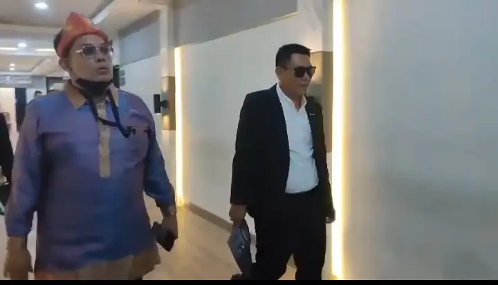 Komedian dan pembawa acara lokal Mangcek Abie mendatangi Polrestabes Palembang