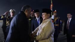 Presiden Prabowo Subianto tiba di Bandar Udara Internasional Kairo, Mesir, disambut oleh Menteri Negara Urusan Produksi Militer Mesir Mayjen Muhamad Solah, pada Selasa (17/12/2024). (Foto: BPMI Setpres/Rusman)
