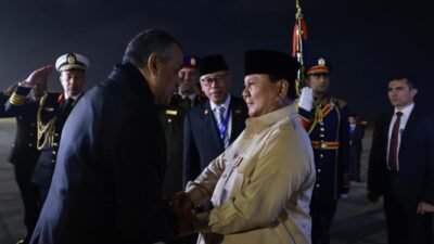 Presiden Prabowo Subianto tiba di Bandar Udara Internasional Kairo, Mesir, disambut oleh Menteri Negara Urusan Produksi Militer Mesir Mayjen Muhamad Solah, pada Selasa (17/12/2024). (Foto: BPMI Setpres/Rusman)