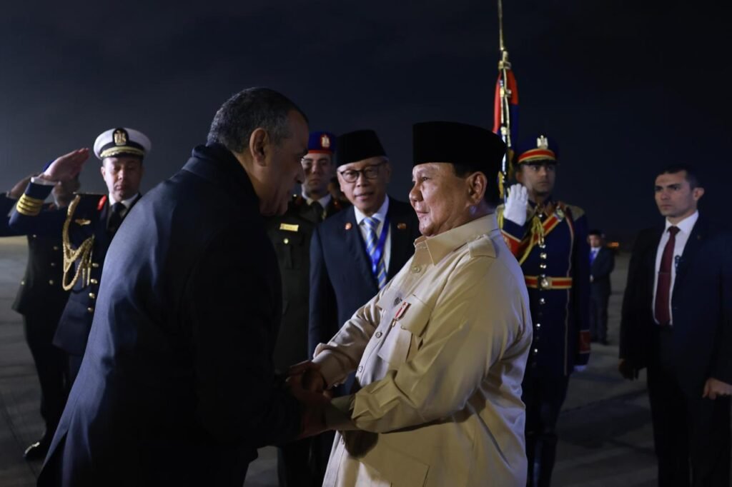 Presiden Prabowo Subianto tiba di Bandar Udara Internasional Kairo, Mesir, disambut oleh Menteri Negara Urusan Produksi Militer Mesir Mayjen Muhamad Solah, pada Selasa (17/12/2024). (Foto: BPMI Setpres/Rusman)