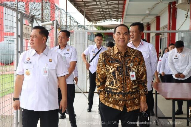 Kepala Divisi Pemasyarakatan Kantor Wilayah Kemenkumham Sumsel Mulyadi saat meninjau rutan di Palembang. (Foto: Kemenkumham Sumsel)