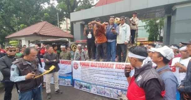 Ratusan massa yang menamakan Forum Masyarakat Kecamatan Gandus (FMKG) kota Palembang,Sumatera Selatan, menggelar aksi demo, di halaman pintu Gerbang Kantor Gubernur Sumsel,Senin (16/12/2024).