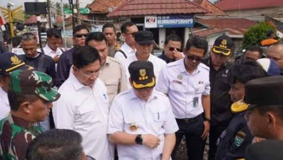 Pj Gubernur Sumsel Elen Setiadi saat meninjau pembangunan Fly Over di Sumsel. (Foto: Mursalan)