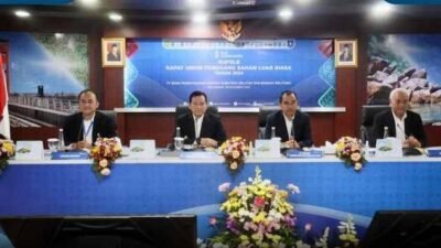 Pj Gubernur Sumsel Elen Setiadi memimpin Rapat Umum Pemegang Saham Luar Biasa (RUPSLB) Bank Sumsel Babel bertempat di Kantor Pusat BSB Jakabaring, Senin (30/12/2024) kemarin.  (Foto: Humas Pemprov Sumsel)