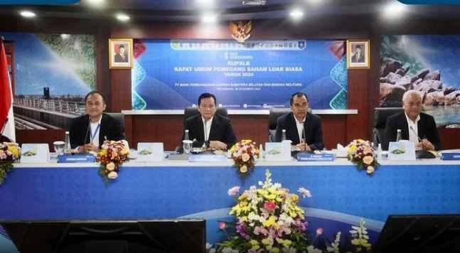 Pj Gubernur Sumsel Elen Setiadi memimpin Rapat Umum Pemegang Saham Luar Biasa (RUPSLB) Bank Sumsel Babel bertempat di Kantor Pusat BSB Jakabaring, Senin (30/12/2024) kemarin.  (Foto: Humas Pemprov Sumsel)