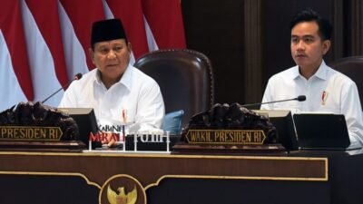Presiden Prabowo Subianto dan Wakil Presiden Gibran Rakabuming memimpin Sidang Kabinet Paripurna dengan Agenda Mendengarkan Arahan Presiden di Kantor Presiden Istana Kepresidenan Jakarta, Senin (02/12/2024). (Foto: Humas Setkab.go.id)