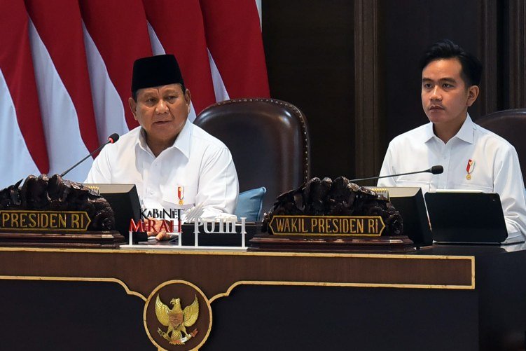 Presiden Prabowo Subianto dan Wakil Presiden Gibran Rakabuming memimpin Sidang Kabinet Paripurna dengan Agenda Mendengarkan Arahan Presiden di Kantor Presiden Istana Kepresidenan Jakarta, Senin (02/12/2024). (Foto: Humas Setkab.go.id)