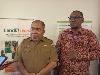 Plt. Kepala Dinas Pendidikan Sumsel, Awaluddin (kiri)
