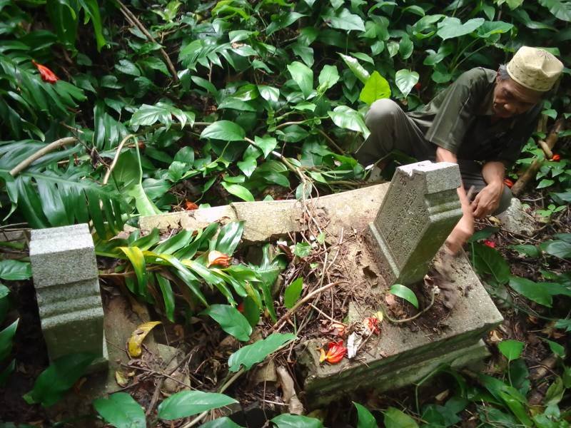 Selasa, (3/12) , bada Zuhur Komunitas Pecinta Ziarah Palembang Darussalam dan Sumatera Selatan (KOPZIPS) berziarah ke makam kuno yang belum diketahui sejarahnya, di Jalan Hang Jebat Palembang.