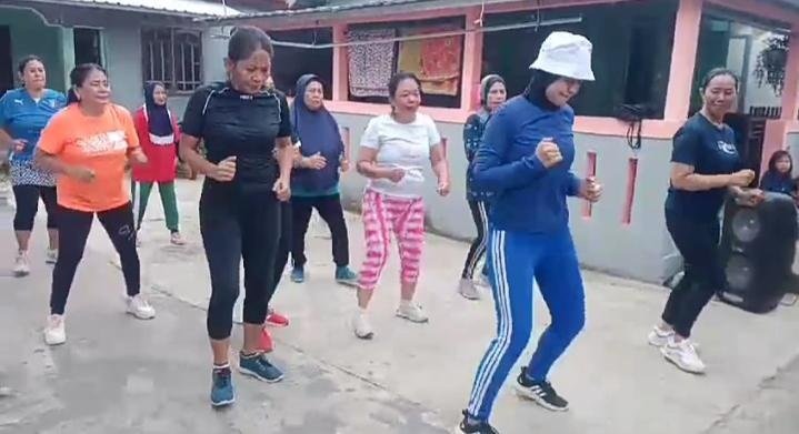 Puluhan ibu-ibu warga RT 45 RW 09 Kelurahan Kemang Agung Kecamatan Kertapati Palembang mengadakan kegiatan senam sehat