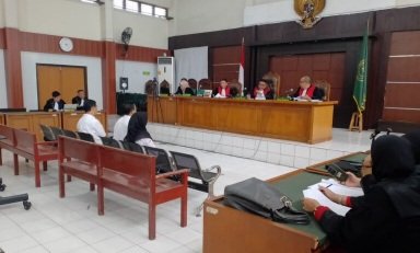 tiga terdakwa kasus dugaan korupsi penerbitan Sertifikat Hak Milik tanah dikawasan hutan lindung Gunung Dempo saat mendengarkan tuntutan JPU