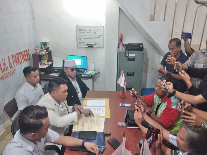 Tim kuasa hukum Mangcek Abi, terlapor dalam kasus dugaan pencemaran nama baik Ratu Dewa menggelar konfrensi pers. (Foto : Halopos.id)