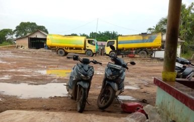 Aktivitas penimbunan minyak sawit mentah (CPO) diduga ilegal di Desa Sungai Dua Rambutan, Kecamatan Rambutan, Banyuasin.