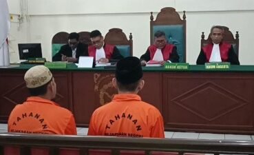 Dua terdakwa perdagangkan Cula Badak dan Gading Gajah saat menjalani sidang perdana di Pengadilan Negeri Palembang, Senin (9/12/2024), dengan agenda pembacaan surat dakwaan. (Foto : Halopos.id)