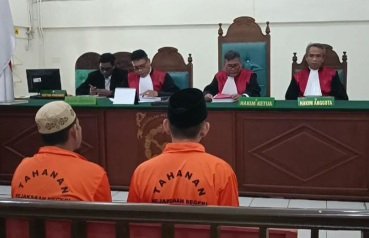 Dua terdakwa perdagangkan Cula Badak dan Gading Gajah saat menjalani sidang perdana di Pengadilan Negeri Palembang, Senin (9/12/2024), dengan agenda pembacaan surat dakwaan. (Foto : Halopos.id)