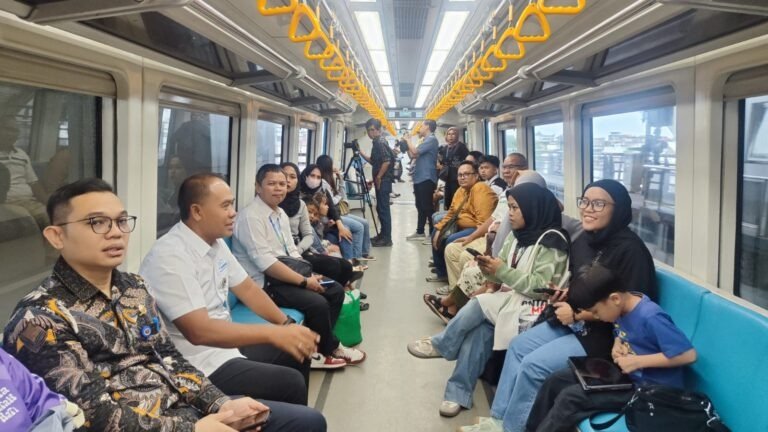 Layanan Light Rail Transit (LRT) di Sumatera Selatan melonjak.