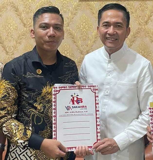 Tim kuasa hukum Ratu Dewa, A Rilo Budiman SH (kiri) dan Walikota Palembang teepilih Ratu Dewa (kanan)