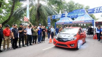 Pj Gubernur Elen saat melepas peserta Dirgantara Drag Race dan Drag Bike 2024.(Foto : Humas Pemprov Sumsel) 
