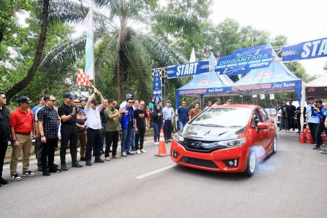 Pj Gubernur Elen saat melepas peserta Dirgantara Drag Race dan Drag Bike 2024.(Foto : Humas Pemprov Sumsel) 