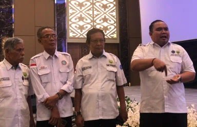Humas Konggres Aliansi Serikat Buruh Indonesia (KASBI) Sumsel Cerah Buana (kanan ujung) saat diwawancarai media