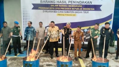 Direktorat Jenderal Bea dan Cukai (DJBC) Sumatera Bagian Timur saat pemusnahan barang Ilegal. (Foto : Halopos.id)