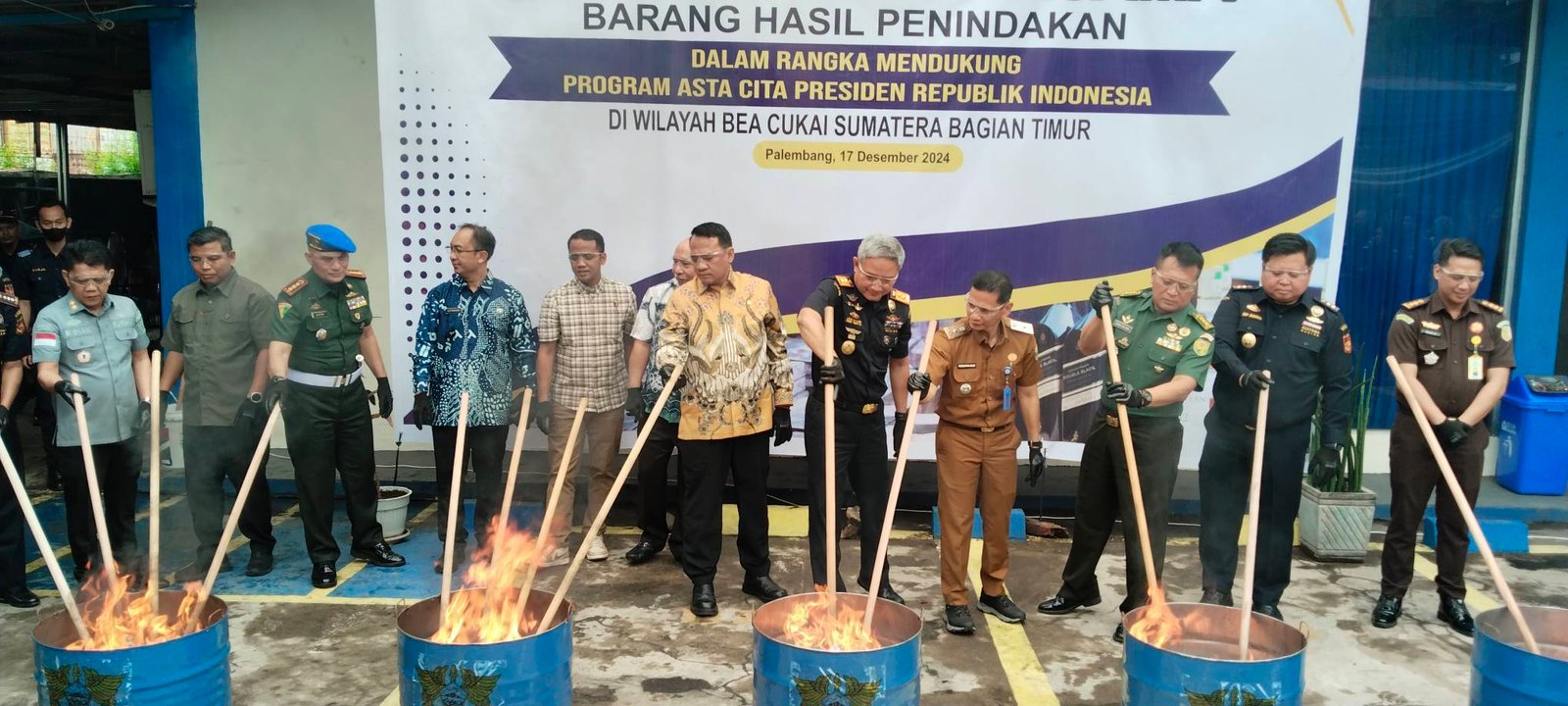 Direktorat Jenderal Bea dan Cukai (DJBC) Sumatera Bagian Timur saat pemusnahan barang Ilegal. (Foto : Halopos.id)